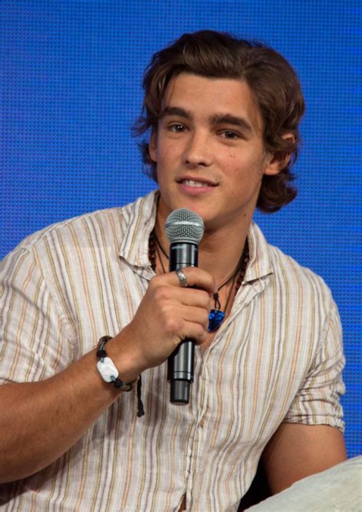 Brenton Thwaites Biography, Age, Height, Wife, Net Worth, Family
