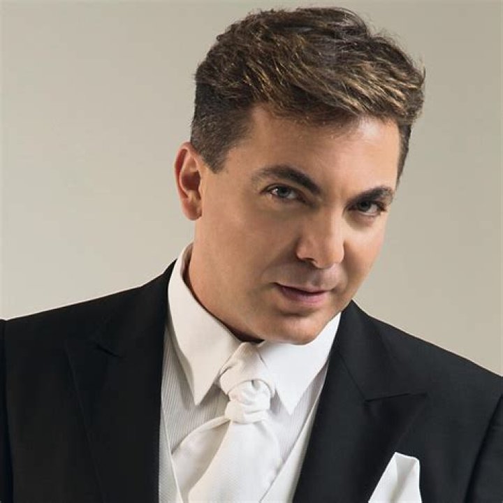Cristian Castro biografía, edad, altura, esposo, net worth, familia