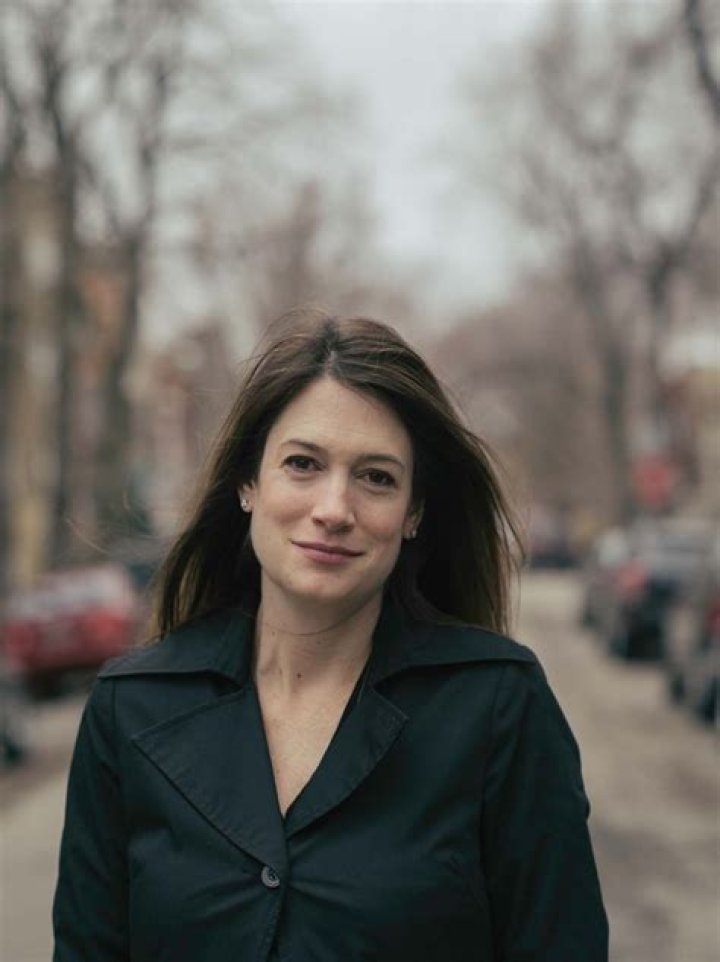 Gillian Flynn Biography, Age, Height, Husband, Net Worth, Family