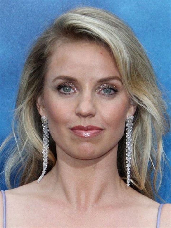 Kelli Garner Biography, Age, Height, Husband, Net Worth, Family